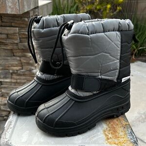 EUC Zoogs Black and Silver Kids Snow Boots in Size 4
